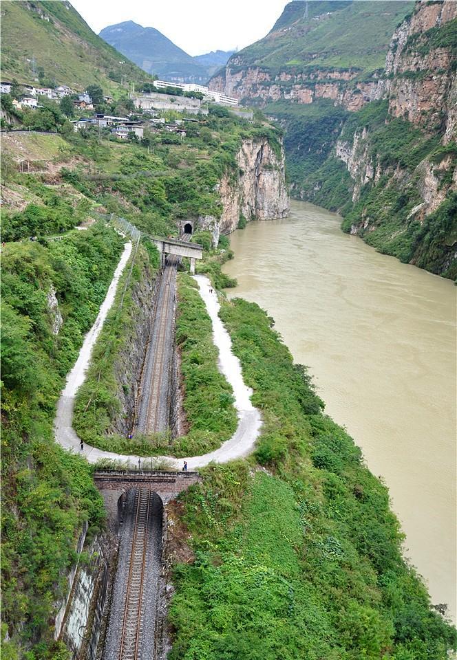 汉源深溪沟好壮美:大渡河峡谷一桥飞架,成昆铁路在绝壁穿行