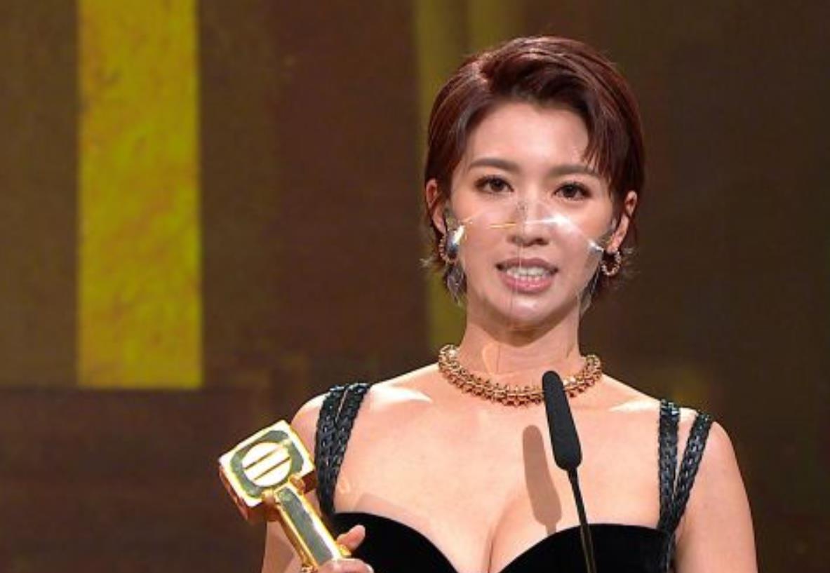 王浩信再夺视帝,妻子表情意味深长,蔡思贝首获tvb视后被质疑_刘丹