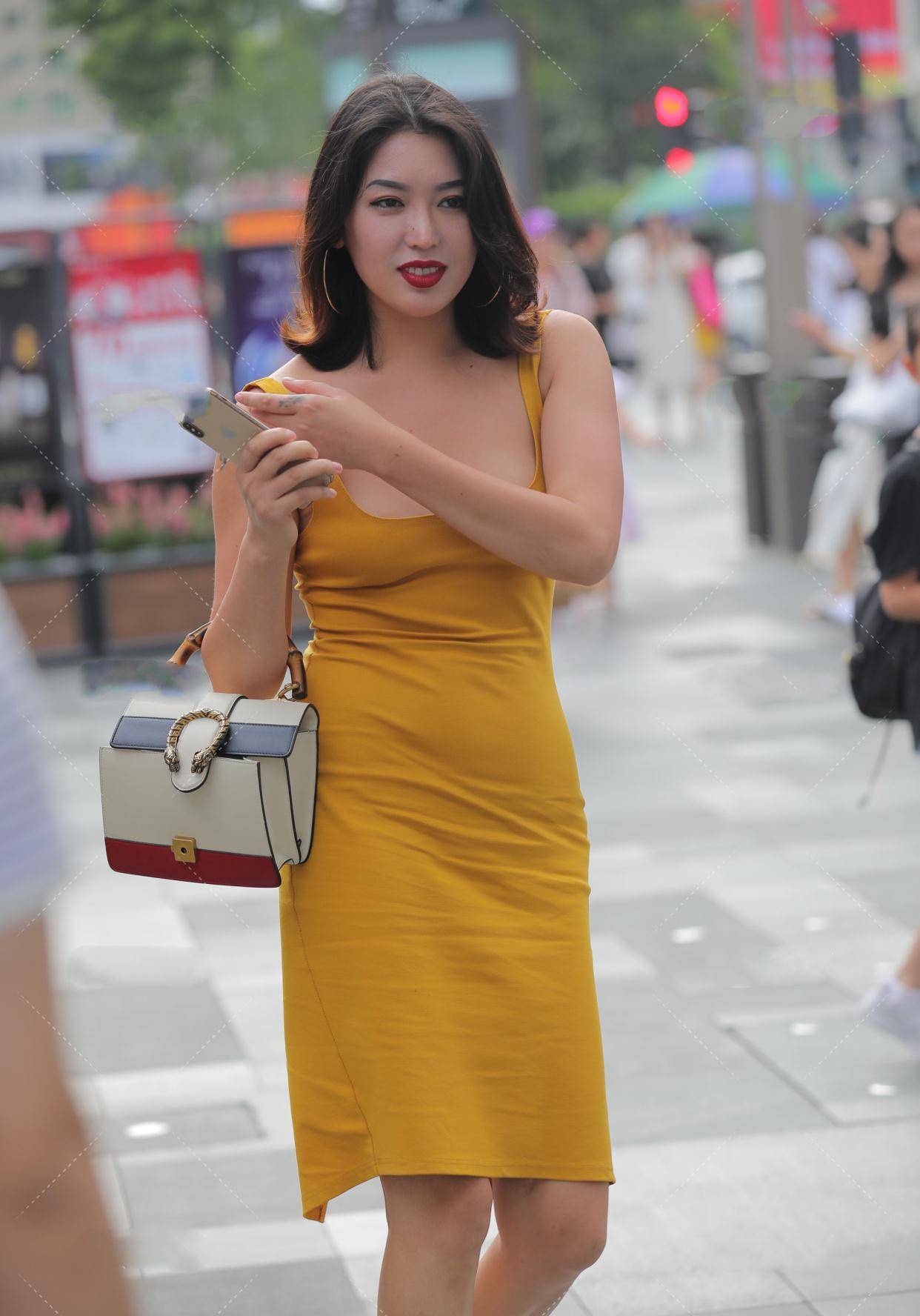 亮黄色高开叉修身裙,明媚亮丽成熟大气,气场全开_感觉_颜色_女性