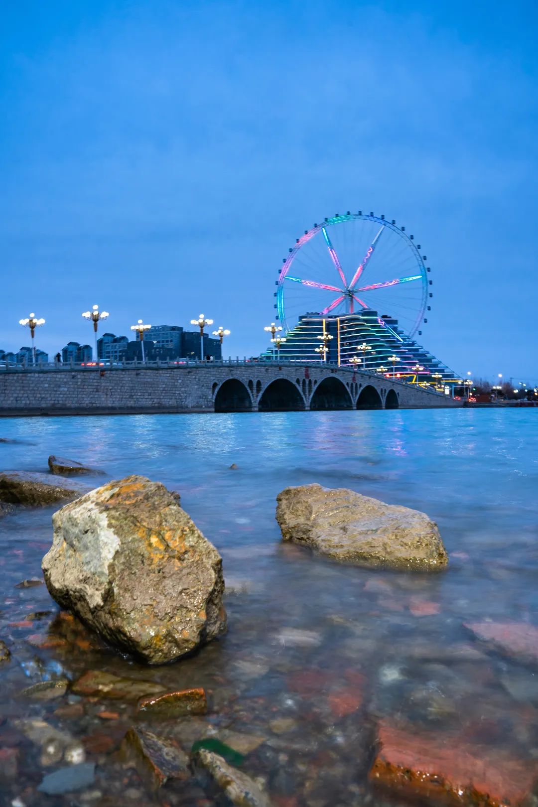位于国家级风景区——东昌湖南岸,总建筑面积约8万平方米,地下一层,地