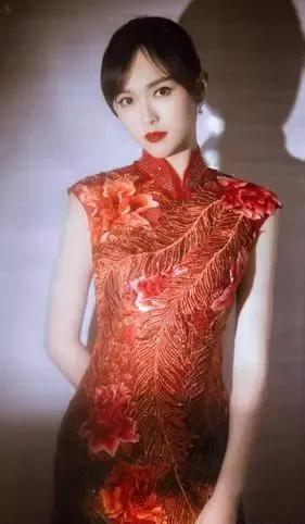 张含韵:她的线条因穿旗袍更加显得出众,没有小肚腩,只有小蛮腰,完美
