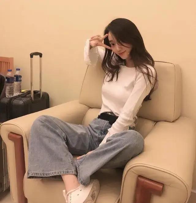 随后黑金娱乐官方发布消息与鲁芳岐终止合作关系,疑似与小鬼恋爱被扒