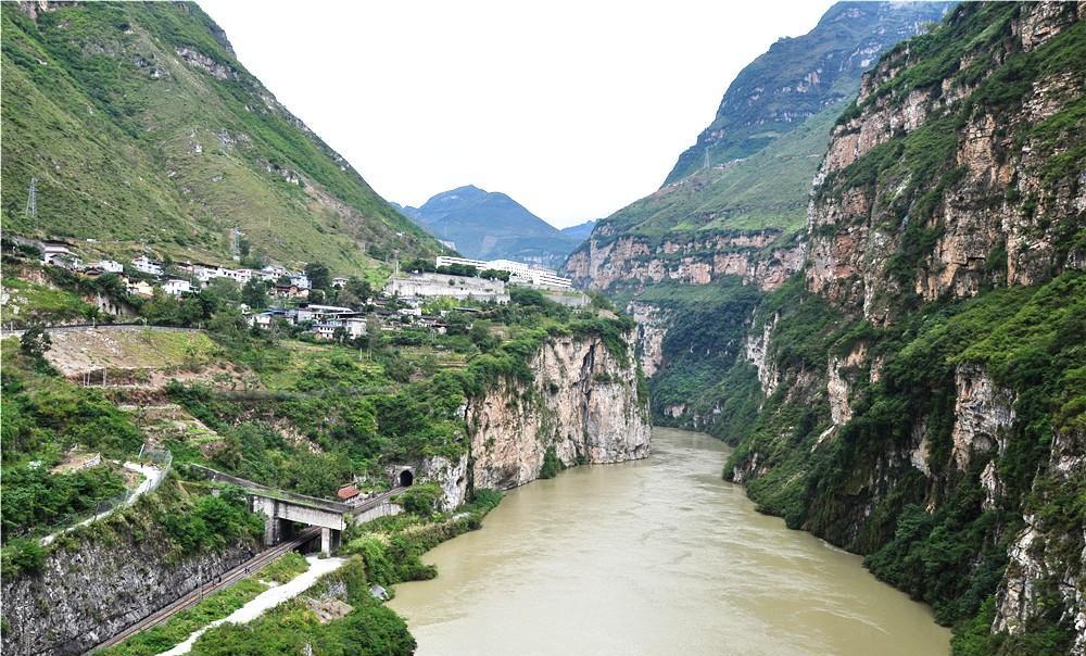 汉源深溪沟好壮美:大渡河峡谷一桥飞架,成昆铁路在绝壁穿行_大桥_隧道