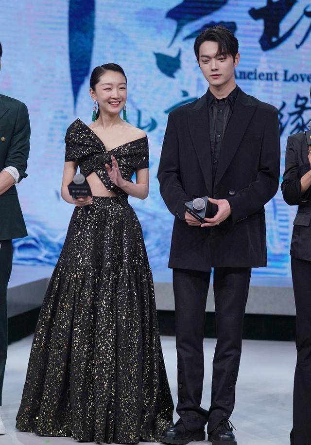 周冬雨和许凯拥抱气氛微妙,烫金长裙有点显矮,但是皮肤是真白皙_设计