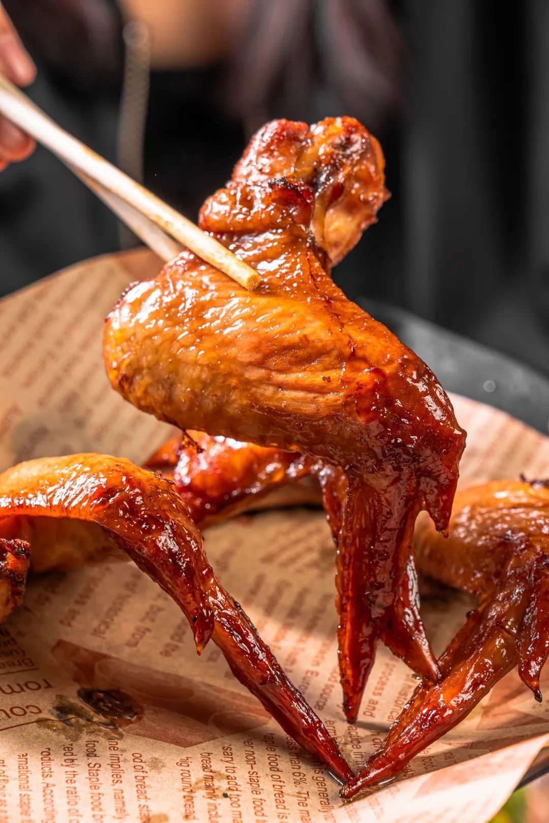 我中意食～"「月下」采用古法窑罐进行吊烧,窑罐的封闭空间能让鸡翅