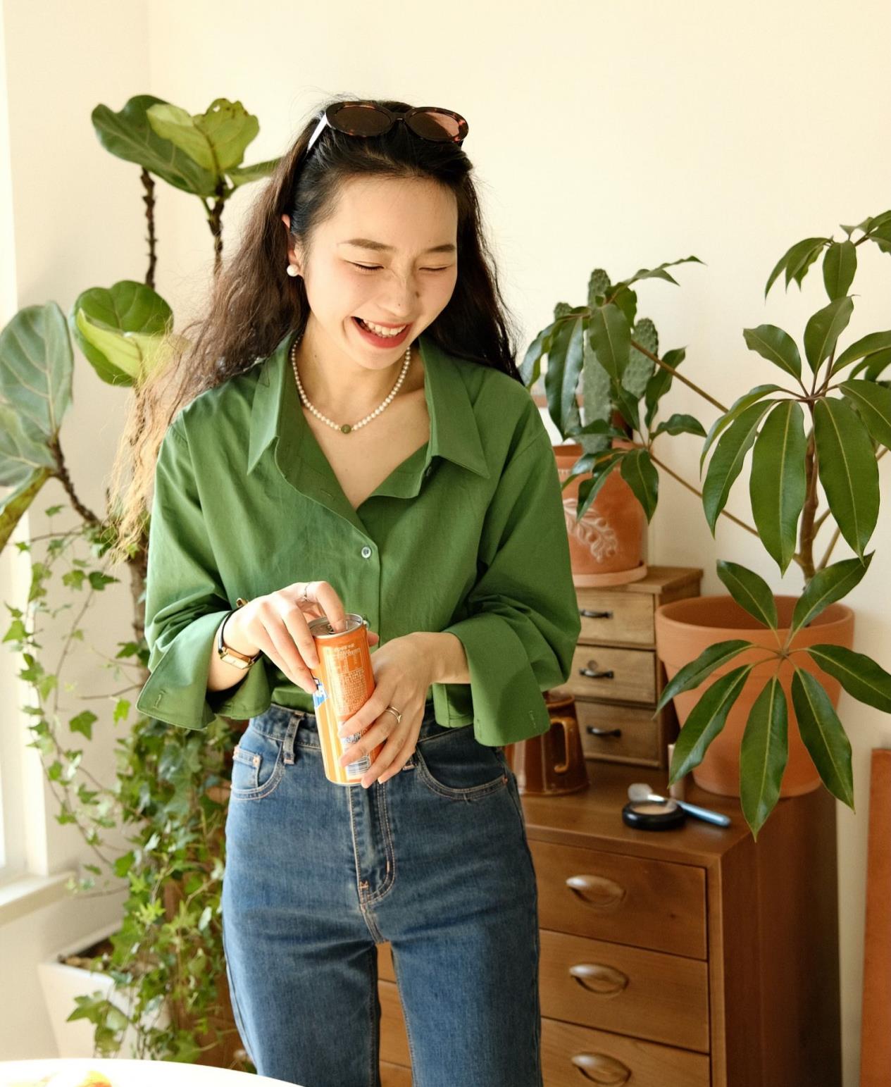 像这套牛油果绿色宽松衬衫配上高腰牛仔裤的造型,小姐姐搭配的复古
