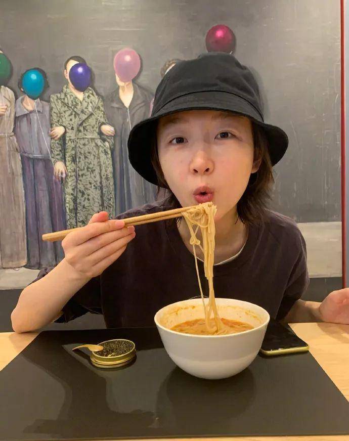 怼脸镜头下吃泡面,米奇t恤太接地气了_造型_发型_女明星