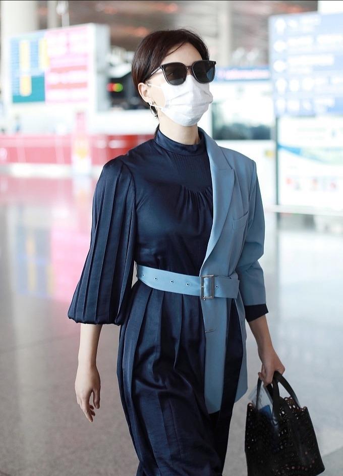 陈数走机场也是总裁范,脚踩皮靴戴墨镜,西装只穿"半边"真洋气_黑色