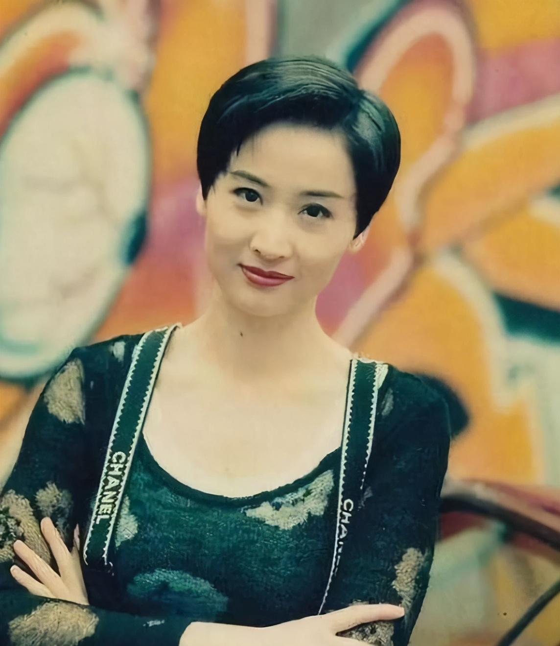 "香港第一美妇"于莉:加入被正室打到子宫脱落,今57岁依旧单身_琼瑶