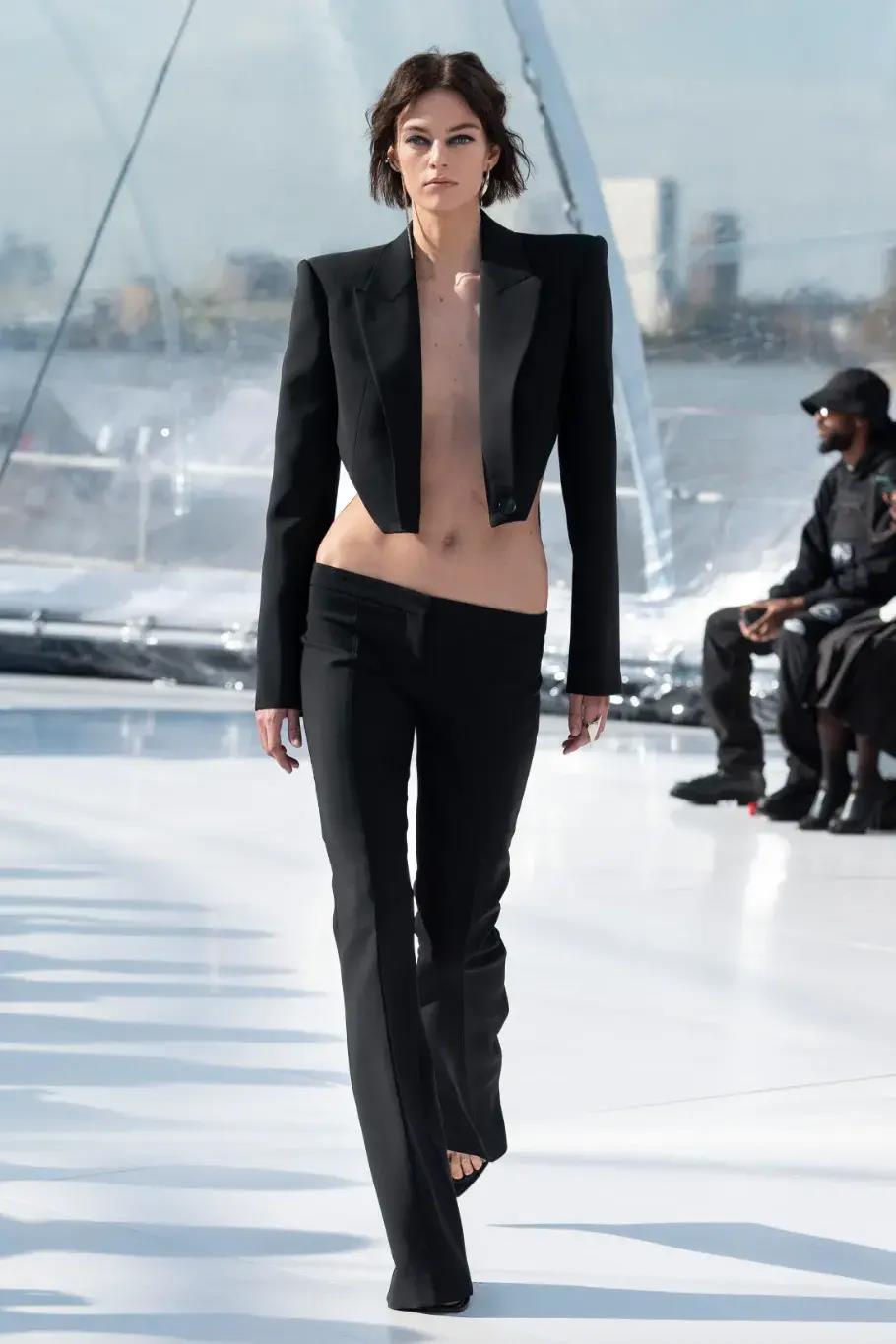 29年后,亚历山大·麦昆回归了性感裤子的潮流_mcqueen_趋势_包括