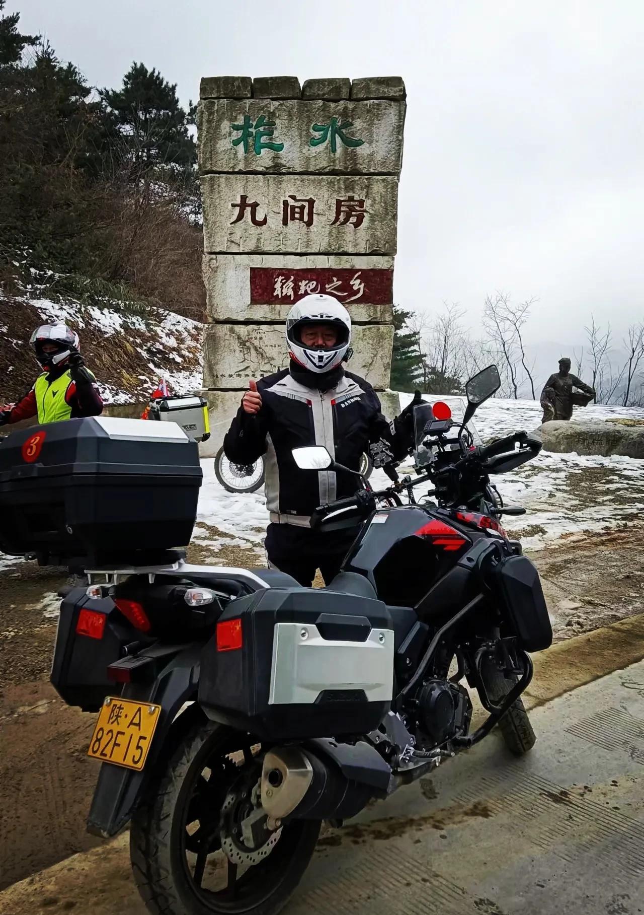 改道走西沟的县道葛踩路(蓝田葛牌—柞水蔡玉窑)翻文公岭,岭上老汉们