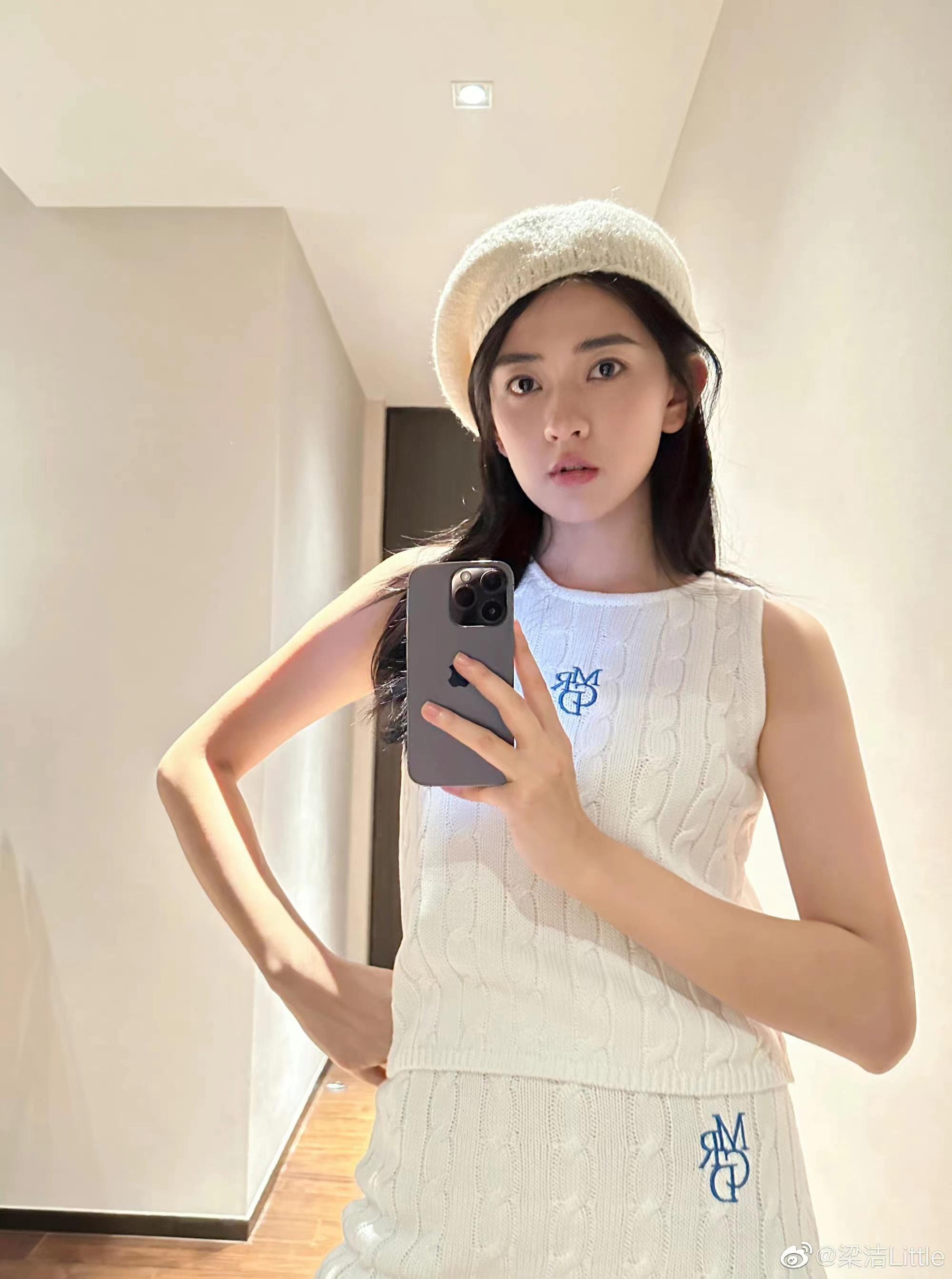 梁洁晒自拍照,穿白色针织套装裙,戴贝雷帽好甜美_造型_一身_漂亮