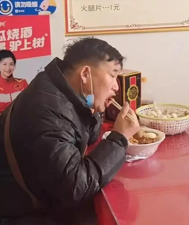 朱之文现身平价面馆吃饭,喝汾酒配10元板面,丝毫不在意拍客怼脸