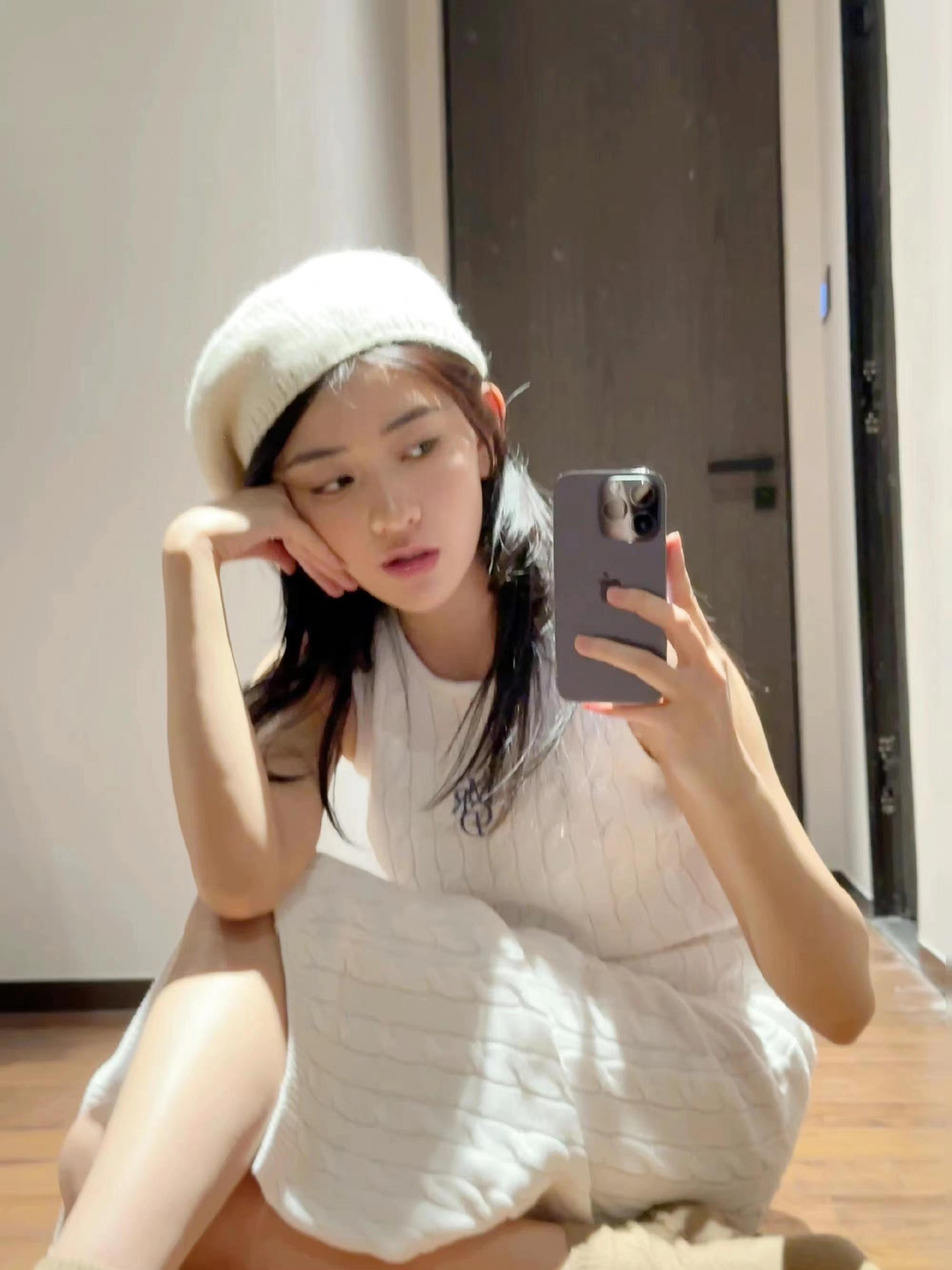 梁洁晒自拍照,穿白色针织套装裙,戴贝雷帽好甜美_造型_一身_漂亮