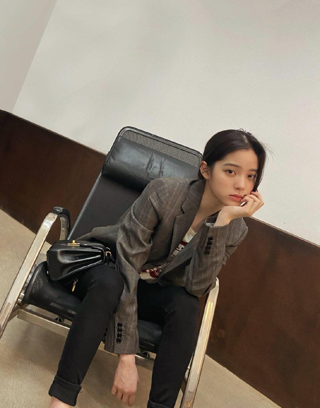 西装穿出少女感,欧阳娜娜的搭配又甜又时髦,职场小白学起来吧_西服_版