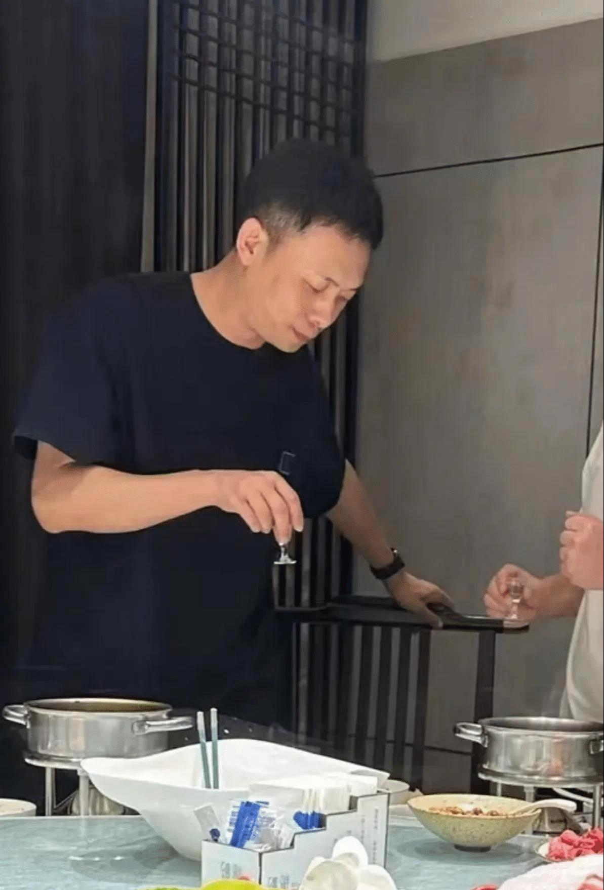 参加豪华酒局,弯腰敬酒太卑微,穿千元短袖引争议!_网友_大佬_照片