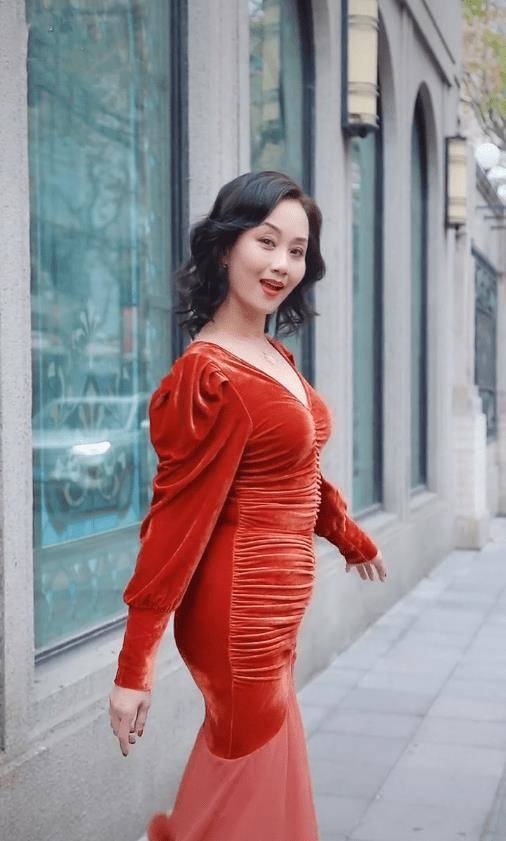 55岁李颖穿紧身裙,侧面肚腩赘肉横生,她起码很真实不会装!
