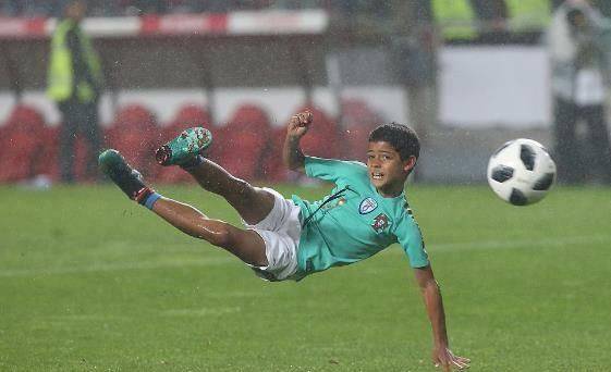 8岁迷你罗球技暴涨,凌空斩 倒勾像极c罗,肌肉完爆