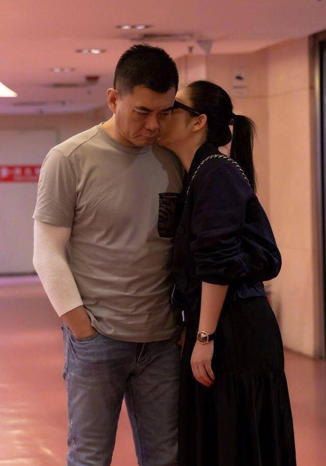 秦海璐与丈夫低调现机场,黑色裙装配马尾素人搭配,气质却很出众_白色