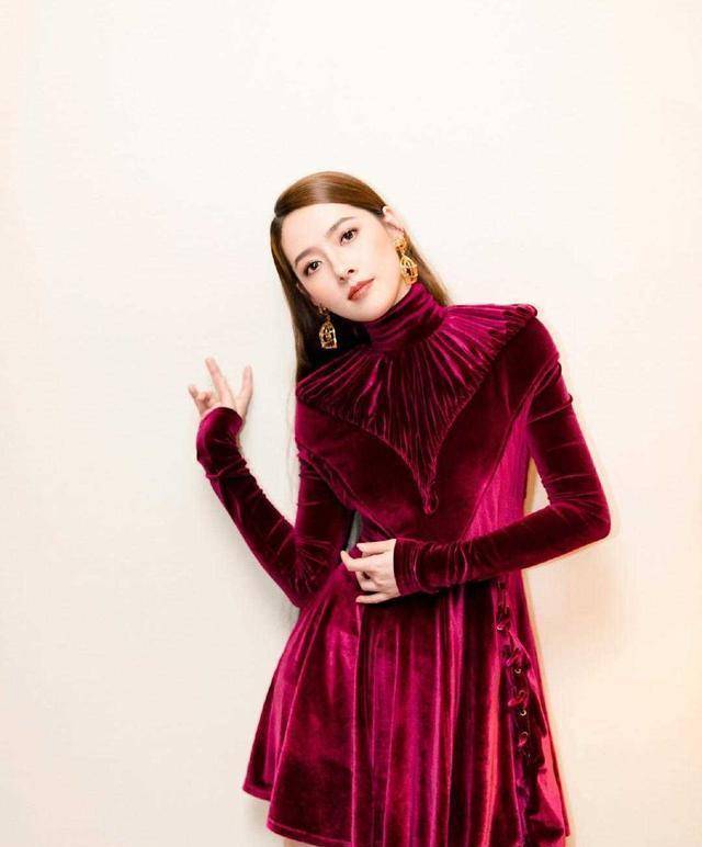 难怪郭碧婷能嫁入豪门,穿酒红色连衣裙配长筒靴,满身名媛气质!