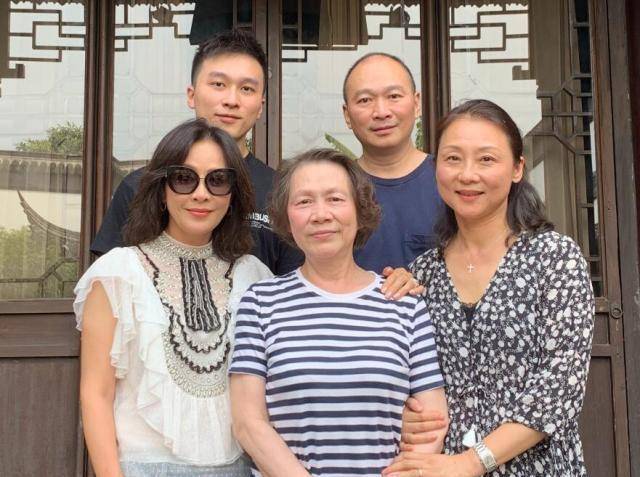 刘嘉玲探亲苏州老家,合影时举动尽显孝心,照片中亲人颜值成亮点_家人
