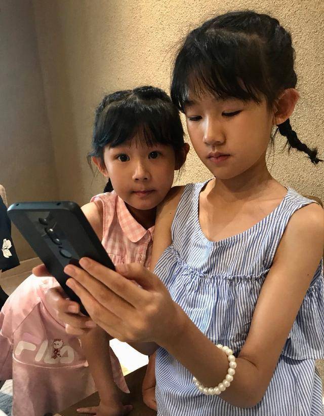 穿卫衣短裙秀大长腿,与贝儿简直神复刻_小叶子_画面_一家人