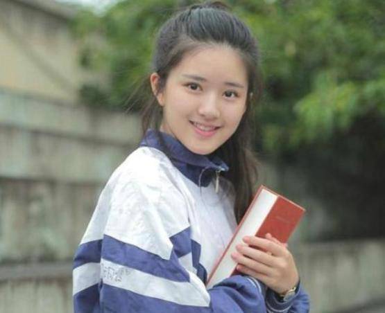 赵露思1998年出生于四川成都,2016年参加《超级女声》选秀.