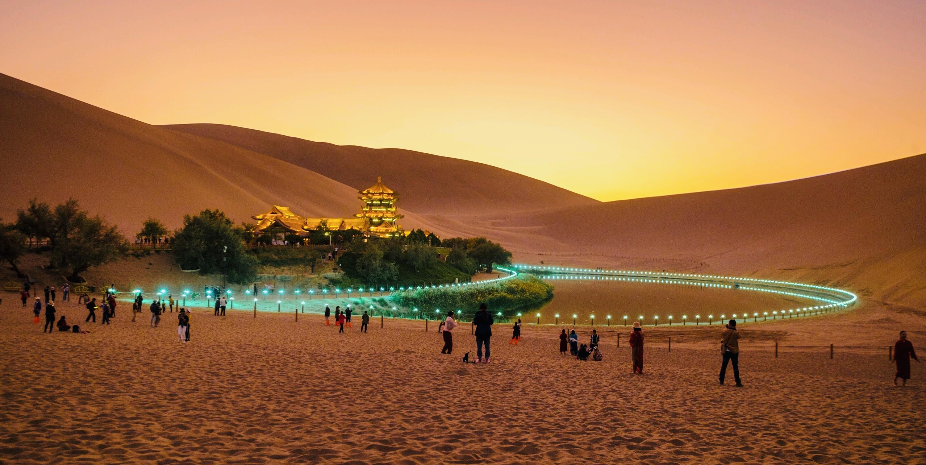 国内知名景区,每年丢失几百部手机,管理者:没办法游客不听劝_月牙泉