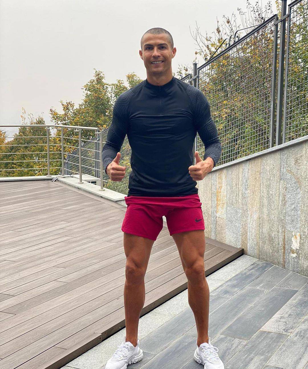c罗不忘训练,踩单车秀肌肉身材似雕塑,剃圆寸发型头好圆_乔治娜_健身