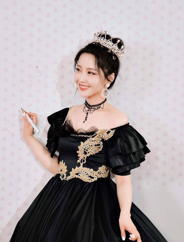 王艺瑾戴皇冠,穿炫酷黑宫廷风蓬蓬礼服裙,高贵优雅气质很是迷人