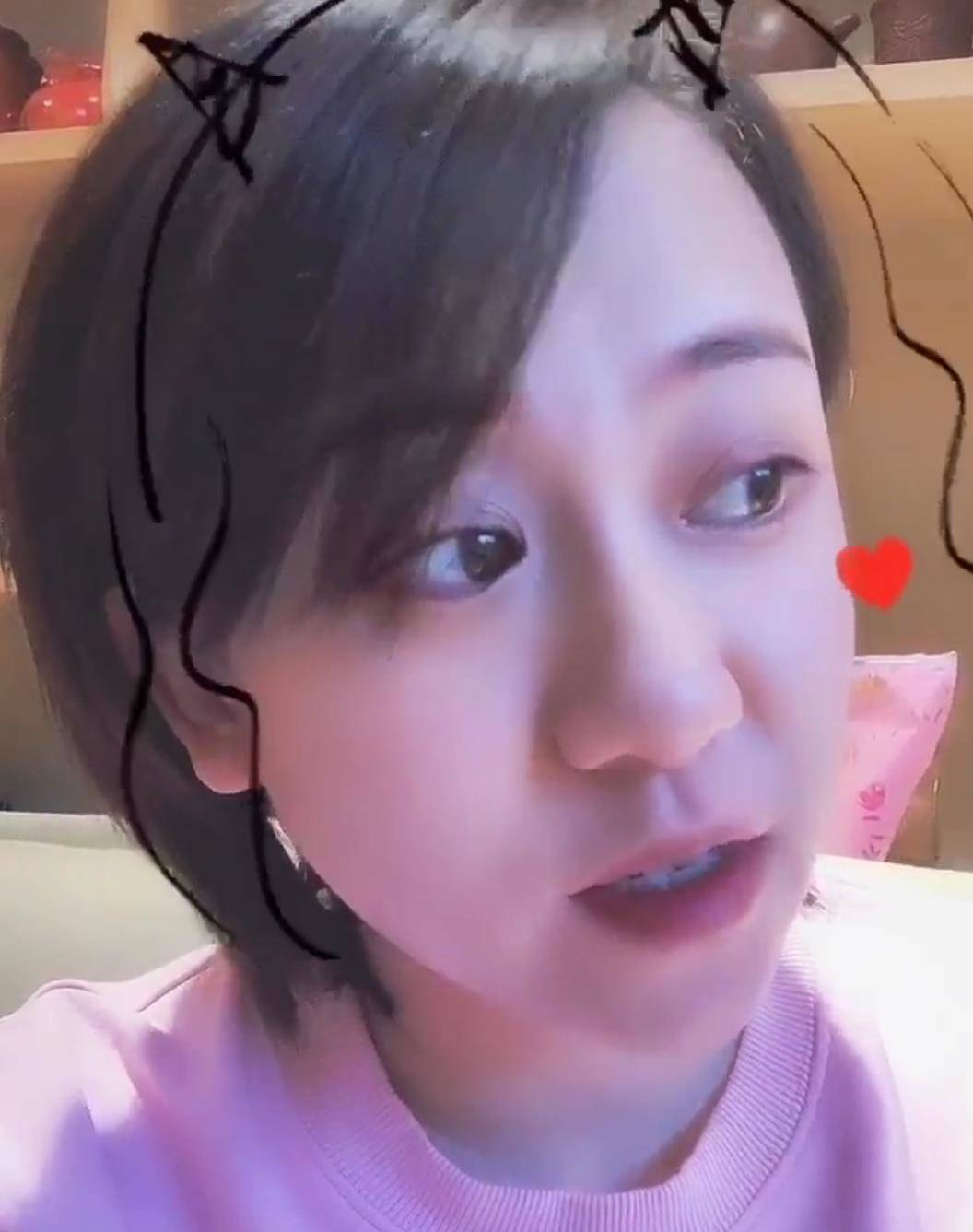 32岁丫蛋晒视频,吐槽网课锻炼家长,离婚后独自养孩子素颜疲惫_穿着