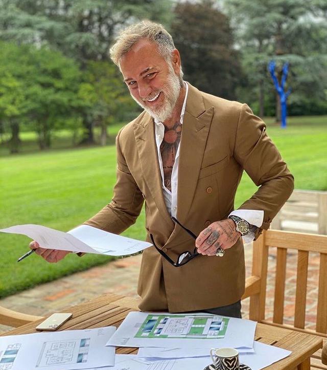 别看吉安卢卡已经52岁了,但是还是特别爱玩,在社交网络上颇受年轻女孩