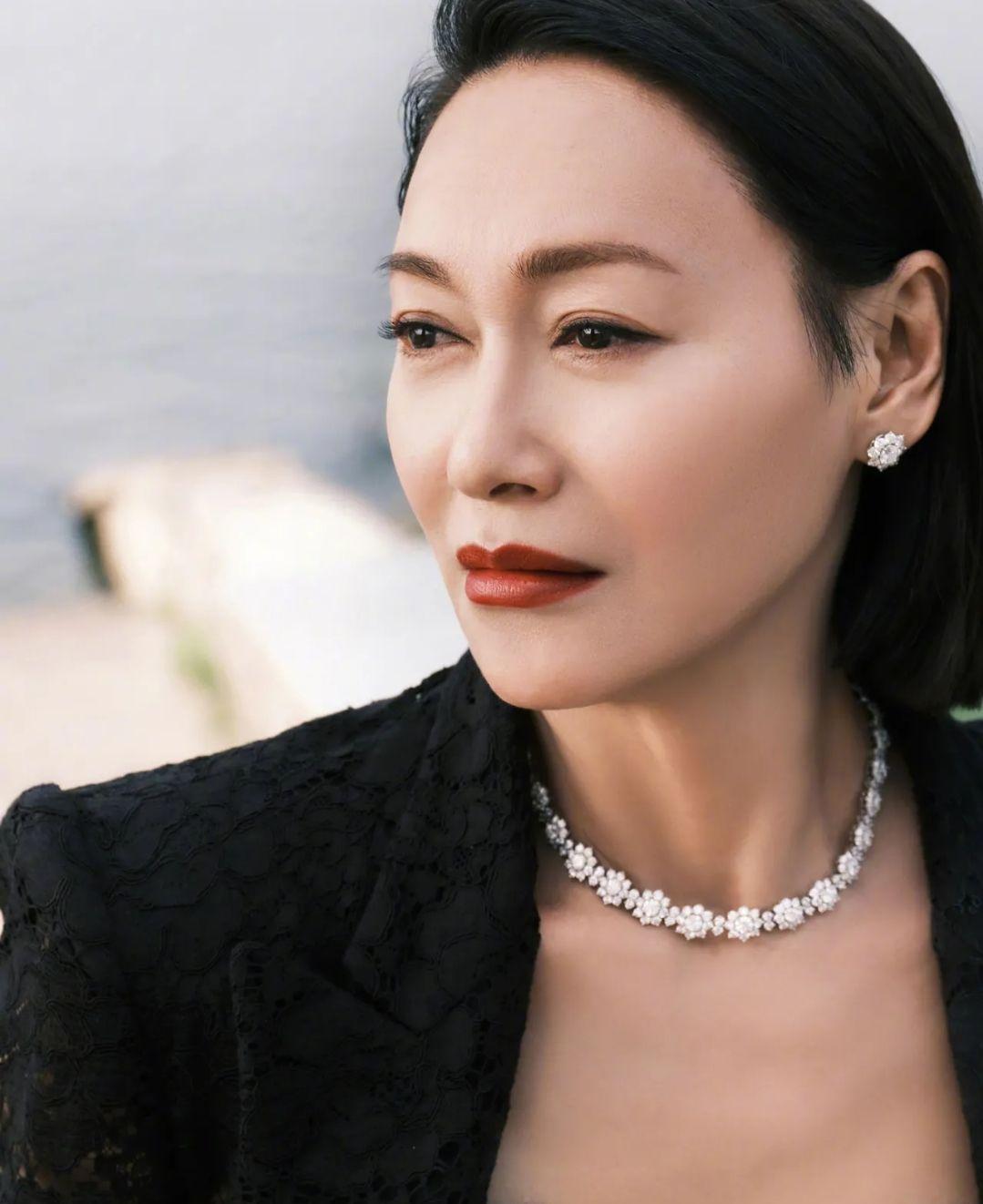 62岁的惠英红穿黑色镂空西服,看着霸气十足_风格_设计_自然