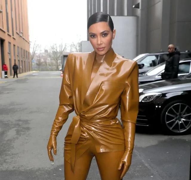 这是一套曾经让金·卡戴珊憋尿四个小时的衣服.