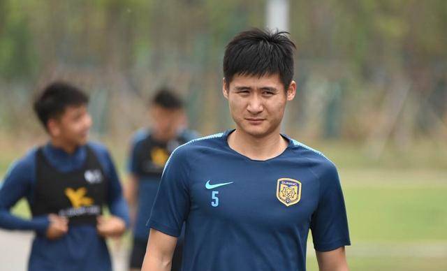 他为江苏队甘愿当打之年退役,曾是球队绝对主力,入选过国足_周云_云和