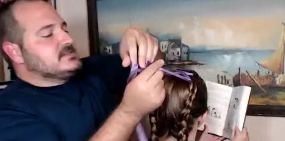 直男爸爸给女儿梳头发，结果让人不忍直视，妈妈哭笑不得