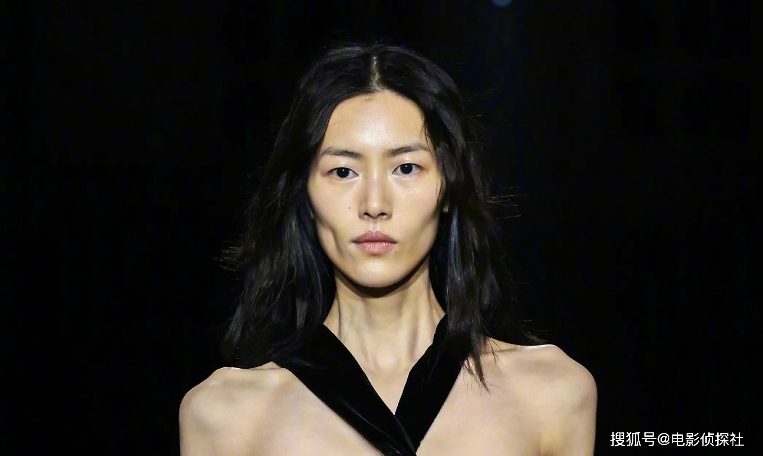 35岁刘雯最新走秀照曝光,脸颊凹陷皮肤下垂,瘦骨嶙峋状态不佳_身材