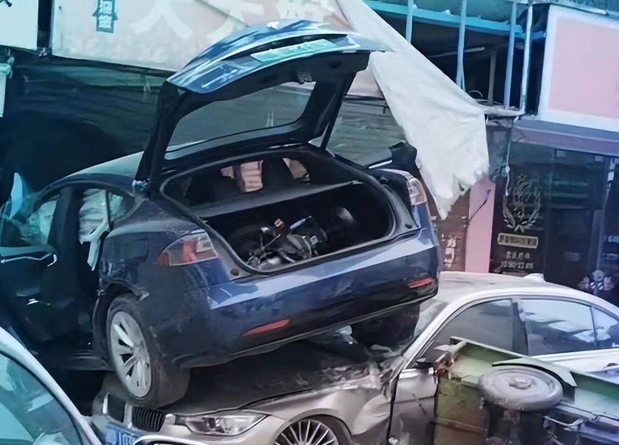 东莞一特斯拉疑似失控,撞车,致伤,警方介入调查_搜狐汽车_搜狐网