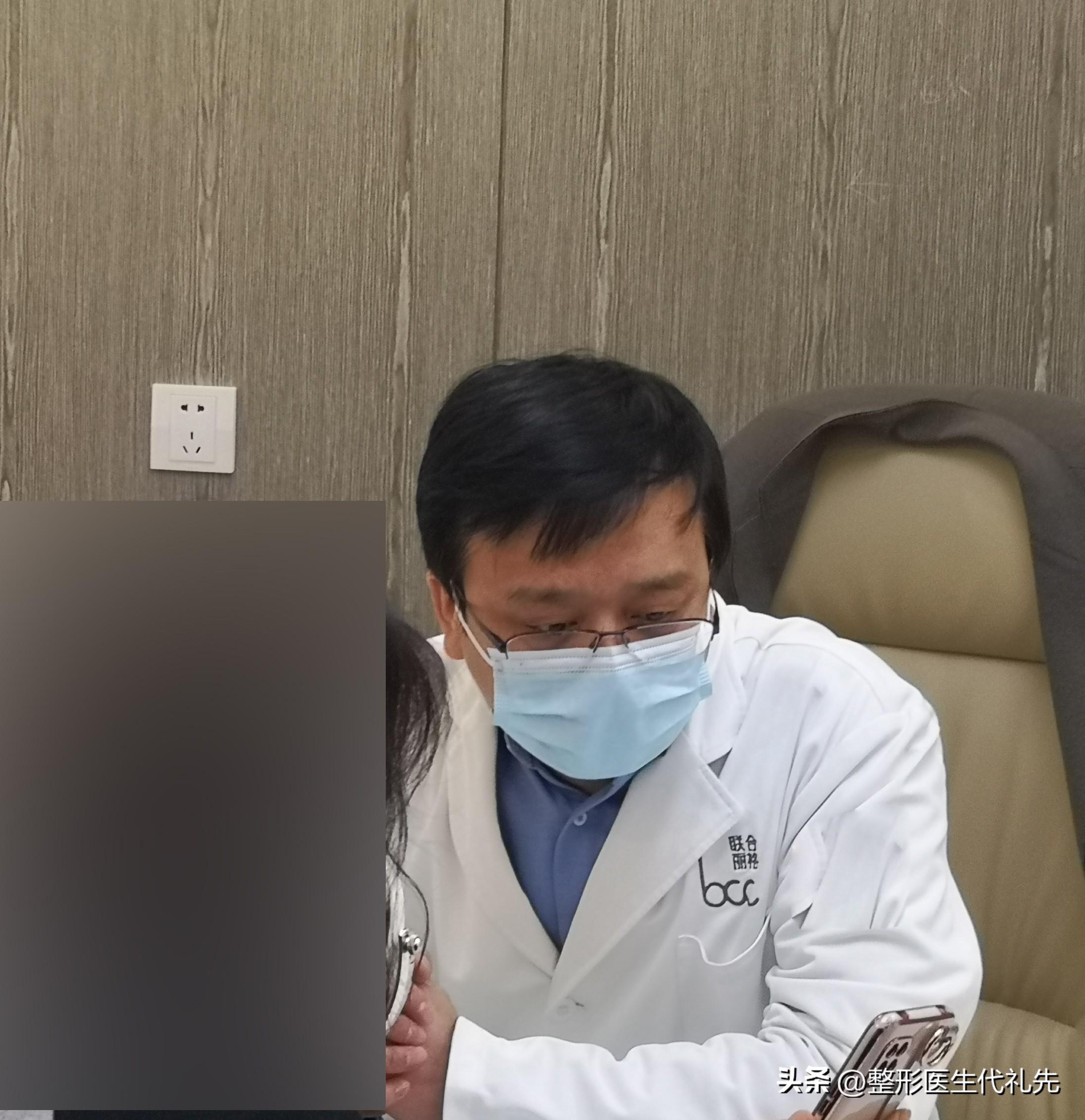 面診中今天我們以55歲女士做了提眉眼袋手術,從術後即刻到術後7天拆線