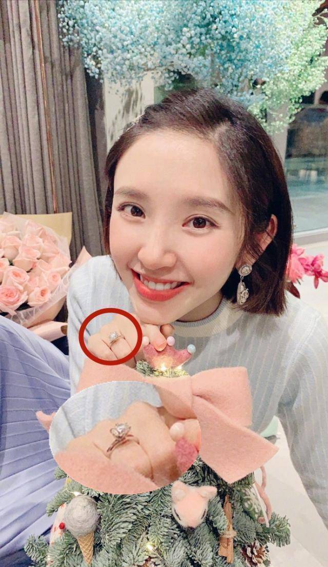 唐艺昕晒出生日照,张若昀视角下一脸幸福,手上的东西亮了_笑容_小腹