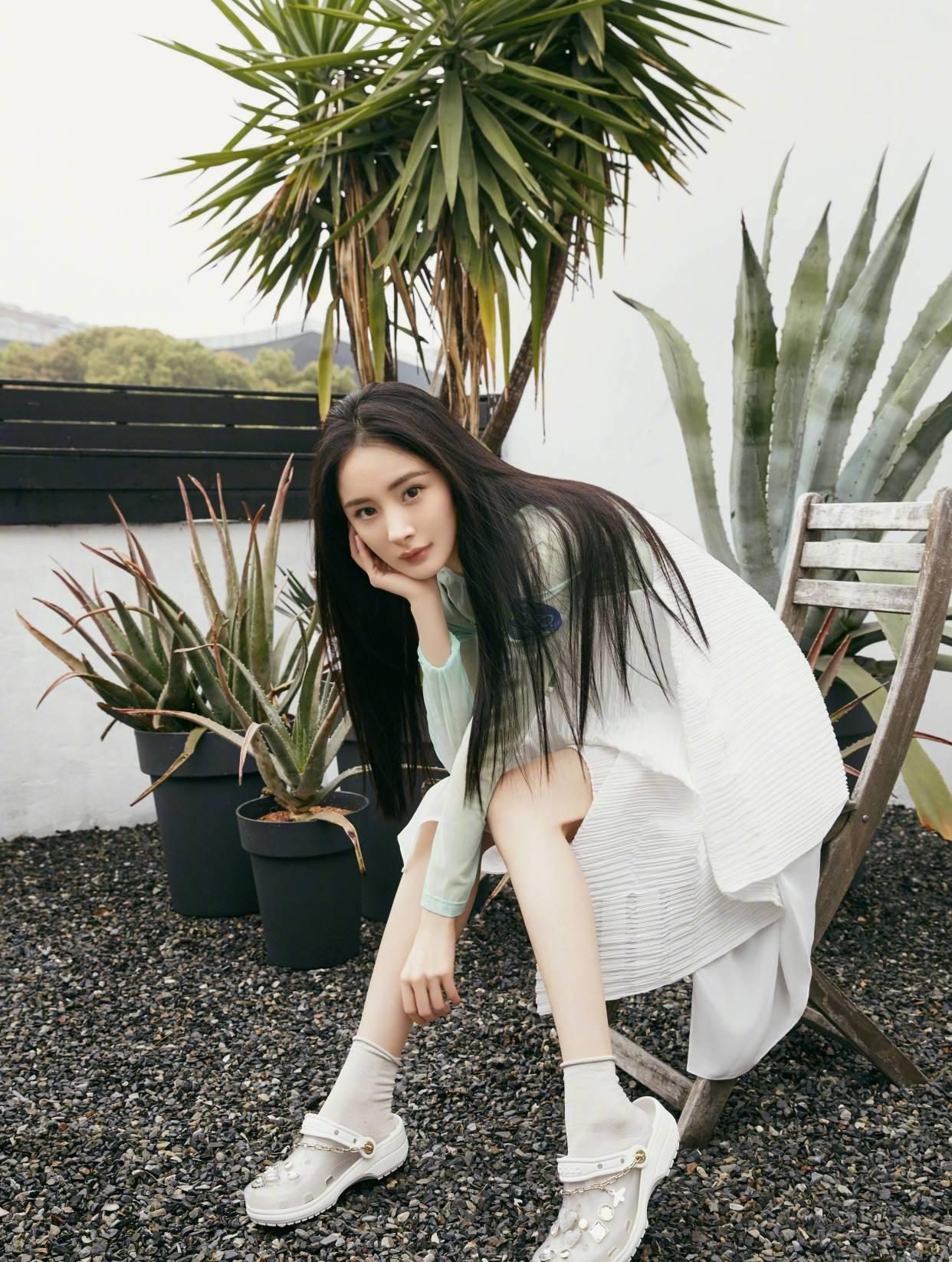 杨幂这次的造型完美的让她从33岁的年龄穿出了23岁的清纯模样!