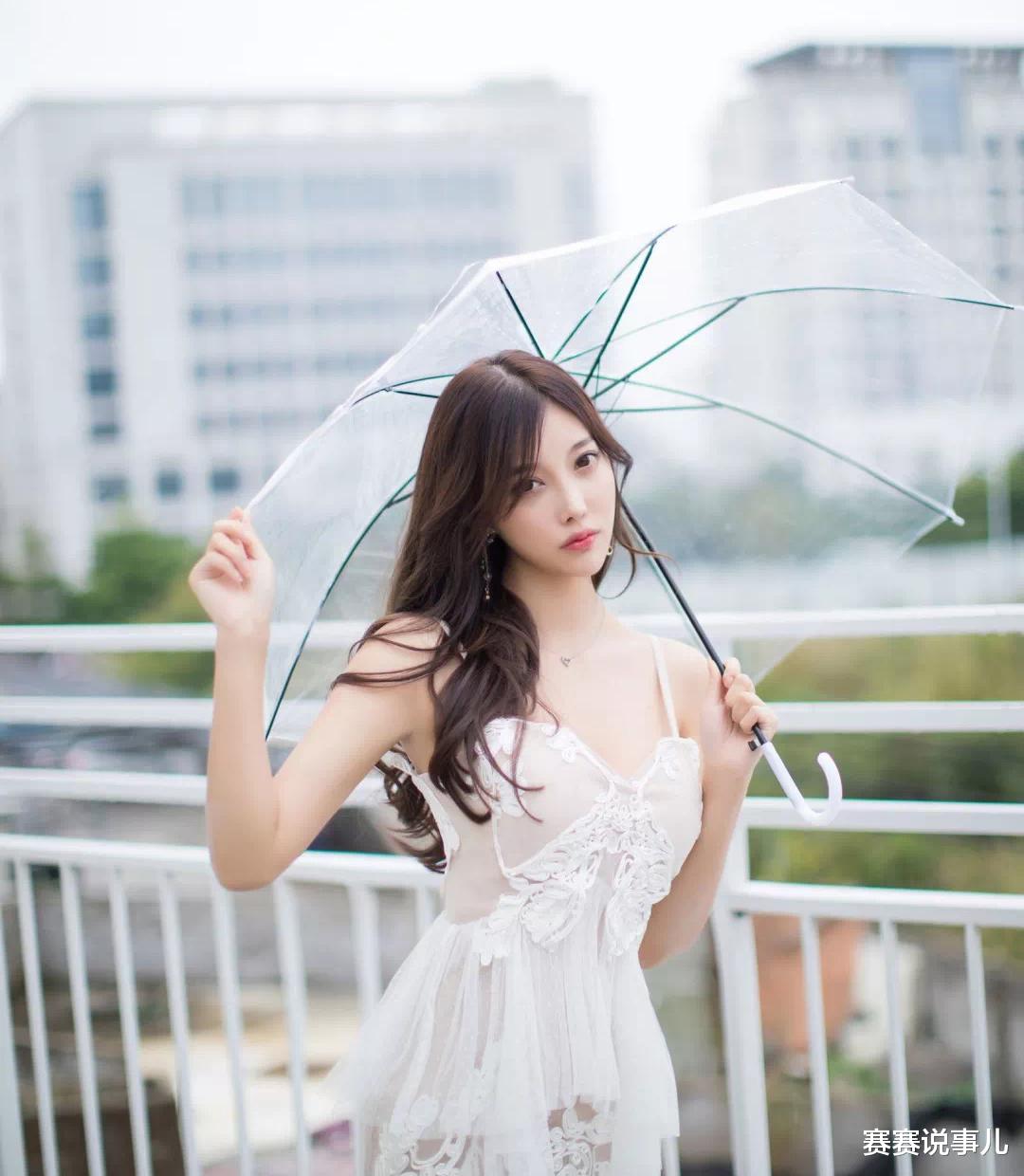 因为它分成了上下两部分,上面是一件吊带网纱上衣,而下面是一条半身裙