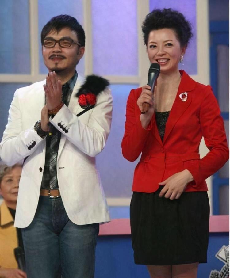 结婚后,仇晓生了一个孩子,于是她就选择在自己的事业上升期退出主持界