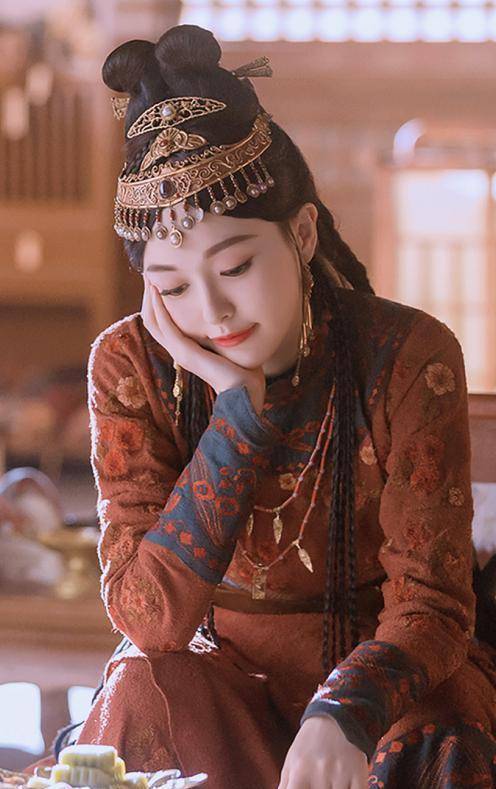 唐嫣新戏改甜美风格,眼神霸气超犀利!