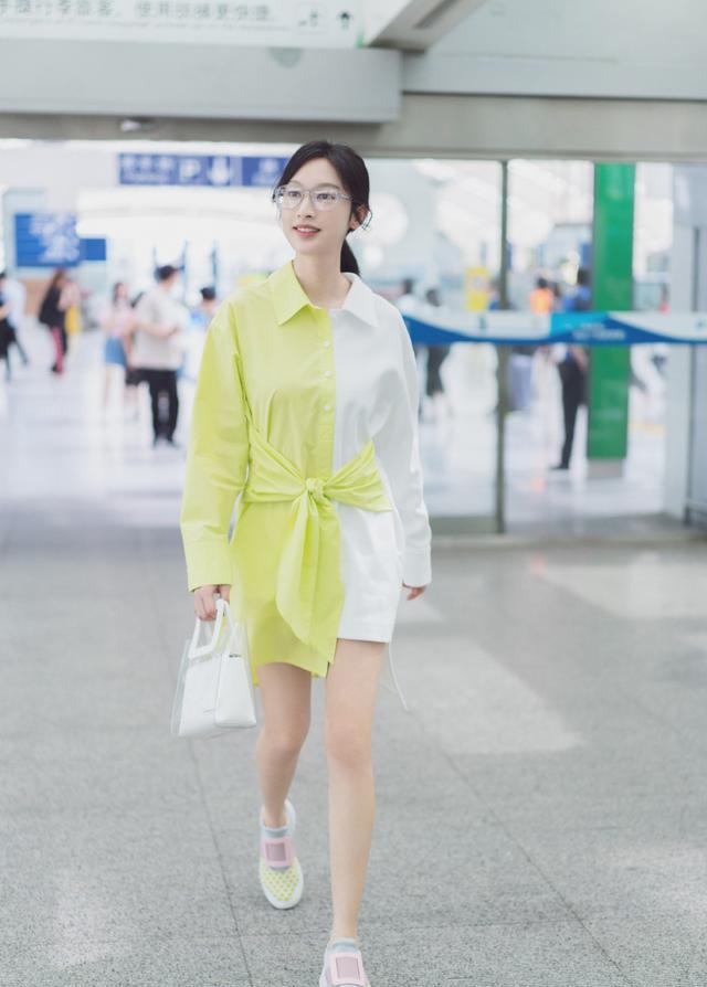 张俪这一身"心机",黑色上衣配牛仔裤,看似简单却尽展身材优势_礼物