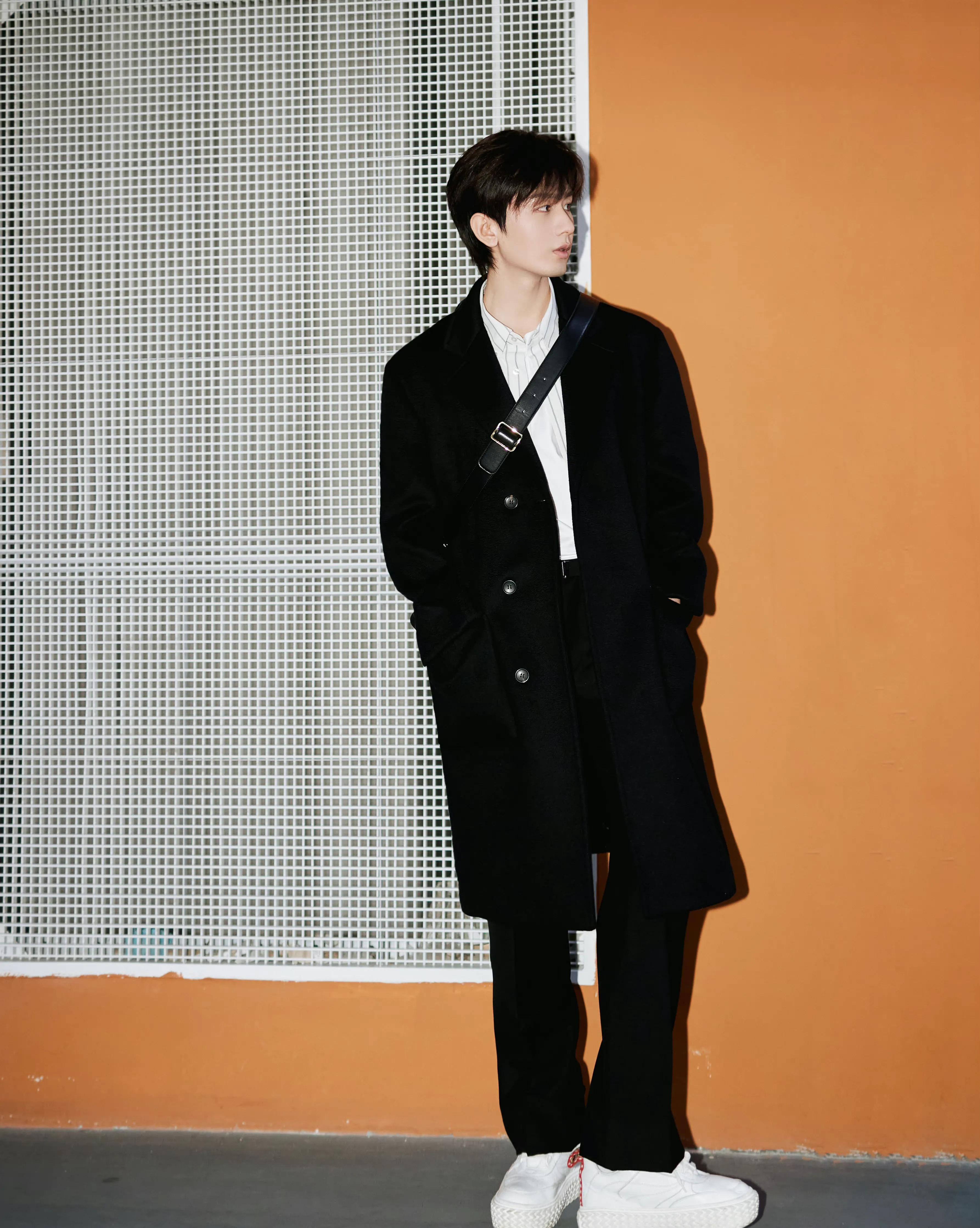 成毅近拍远拍都好帅,翩翩公子哥,很清爽的穿搭,又酷又帅.