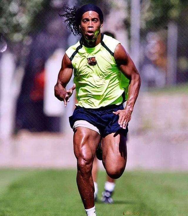 小罗身体也挺吓人的,手臂和大腿的肌肉和纬度只能用恐怖来形容_原地