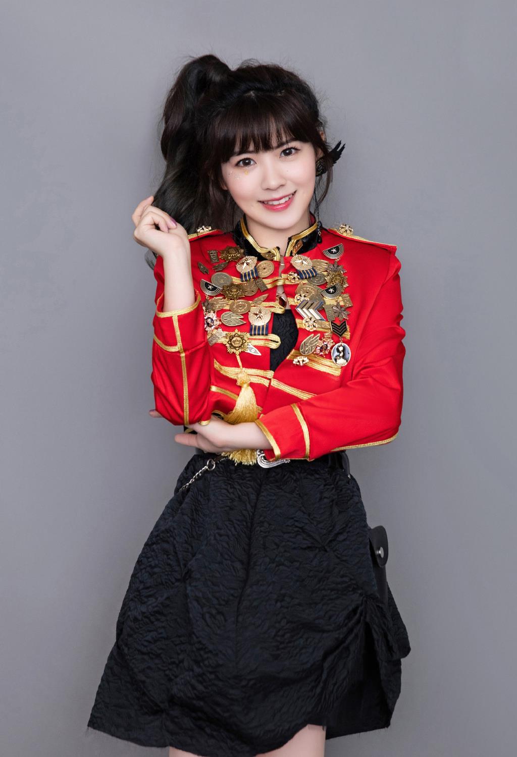 即将解散的火箭少女,全员穿黑 红骑士套装,段奥娟逆袭成最美_黑色