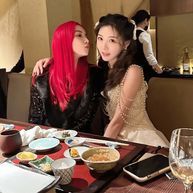 王思聪独自现身女网红生日会,两人关系不简单,未见小