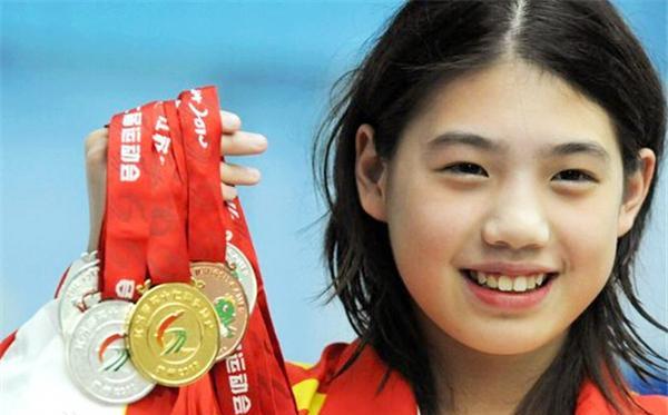 网友称为"泳坛女神"的张雨霏,十四岁就战胜自己的偶像奥运冠军刘子歌